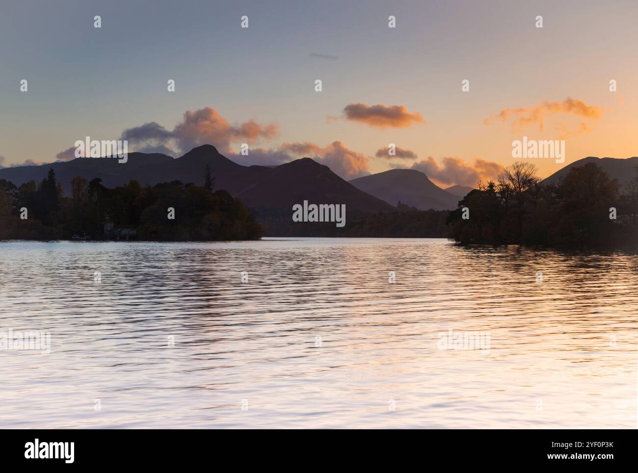 Tramonto sull'acqua di Derwent Foto Stock
