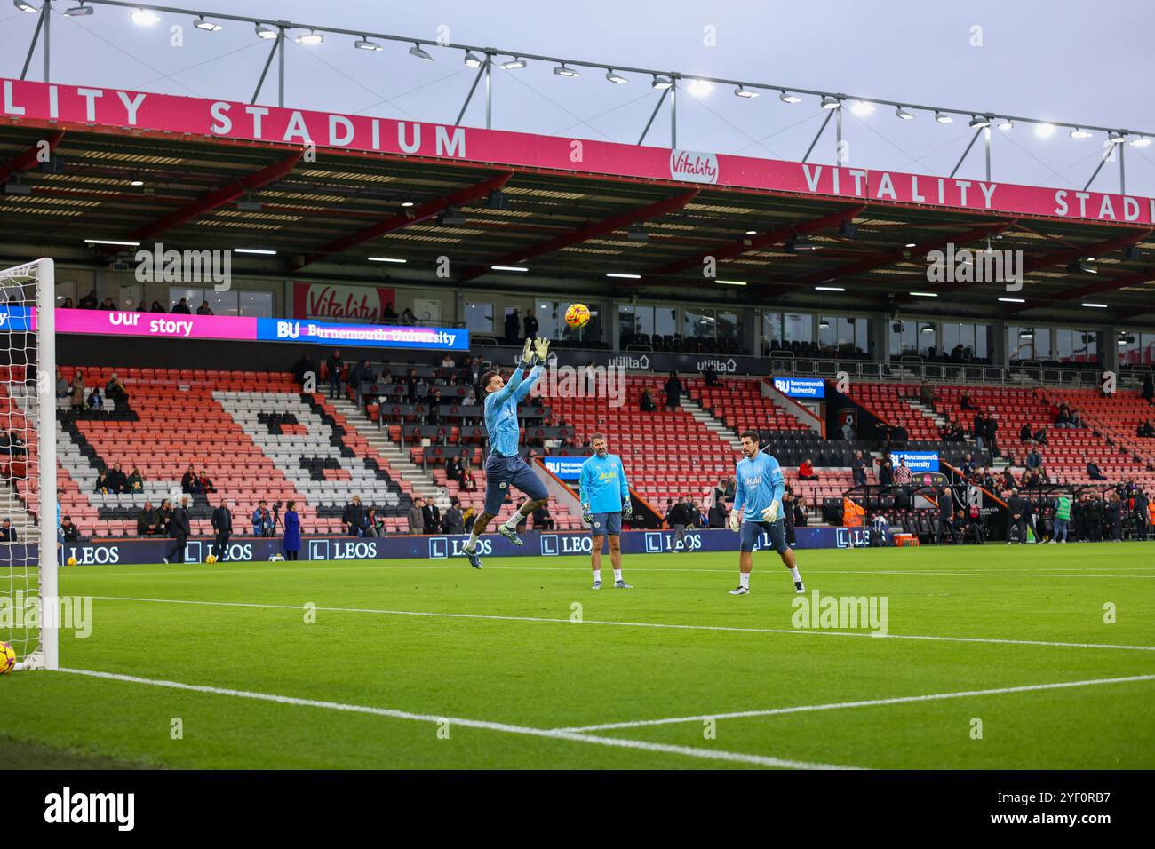 Vitality Stadium, Boscombe, Dorset, Regno Unito. 2 novembre 2024. Premier League Football, AFC Bournemouth contro Manchester City; il portiere Ederson del Manchester City si riscalda prima del calcio d'inizio crediti: Action Plus Sports/Alamy Live News Foto Stock