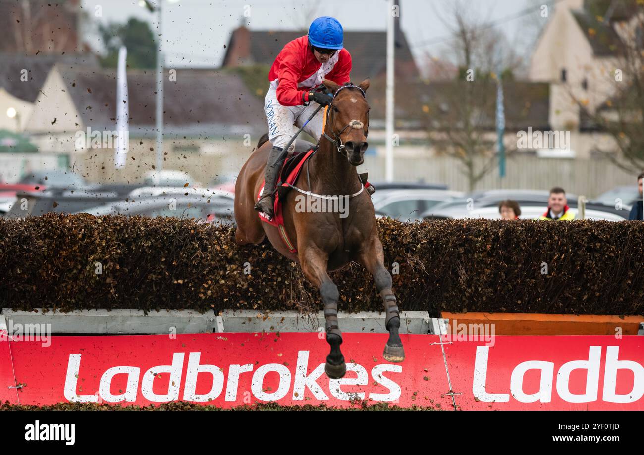 A Down Royal, Irlanda del Nord. Sabato 2 novembre 2024. Envoi Allen e Darragh o'Keefe vincono il Ladbrokes Champion Chase per l'allenatore Henry De Bromhead e i proprietari Cheveley Park Stud crediti: JTW Equine Images/Alamy Live News Foto Stock