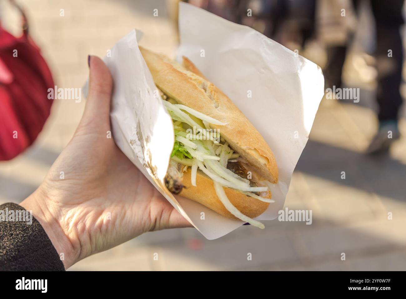 Cibo di strada turco pane di pesce con cipolle e verdure / Balik Ekmek Foto Stock