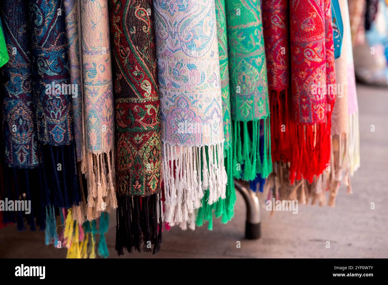 Sciarpe in pashmina colorate, primo piano. Arasta Bazaar, Istanbul Foto Stock