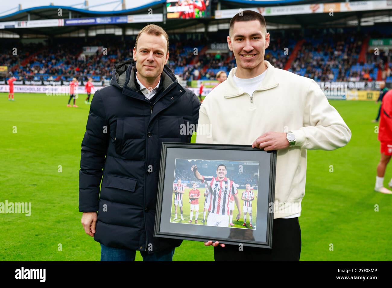 Tilburg, Paesi Bassi. 2 novembre 2024. TILBURG - 02-11-2024, stadio Koning Willem II. Calcio olandese, eredivisie, stagione 2024/2025. Incontro tra Willem II e Twente, addio al Willem II di Jayden Houtriet Credit: Pro Shots/Alamy Live News Foto Stock