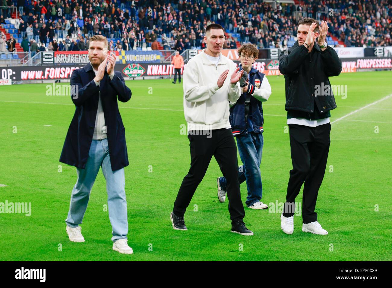 Tilburg, Paesi Bassi. 2 novembre 2024. TILBURG - 02-11-2024, stadio Koning Willem II. Calcio olandese, eredivisie, stagione 2024/2025. Partita tra Willem II e Twente, addio a Willem II di Michael de Leeuw, Jayden Houtriet e Joshua Smits Credit: Pro Shots/Alamy Live News Foto Stock