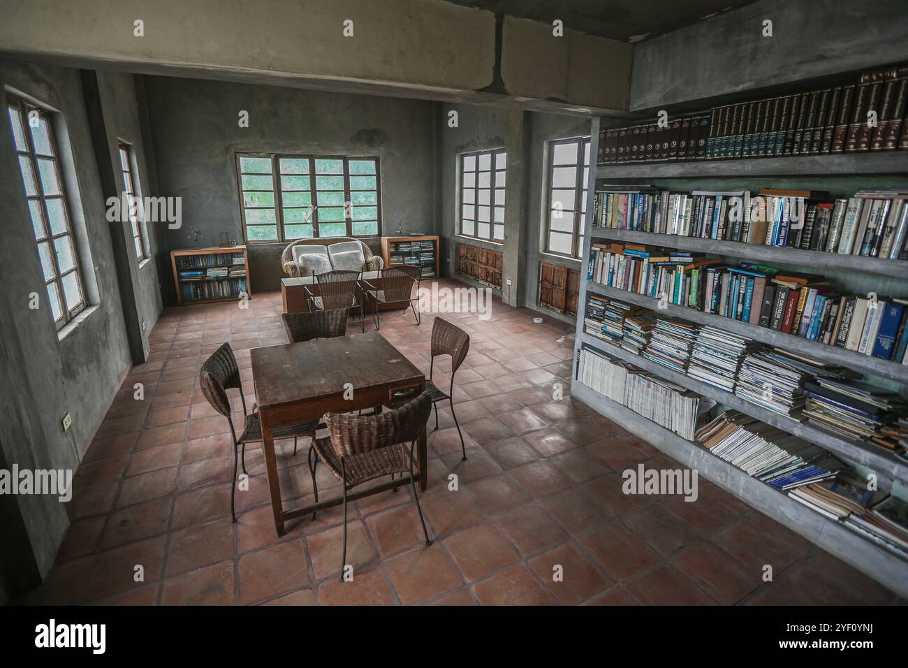 Tiaong, Filippine, Asia. 1 novembre 2024: Visita esclusiva ad una delle case private più infestate dai fantasmi, la residenza Herrera/Doña Concha Umali vecchia casa in pietra. Costruito dal famoso architetto filippino Tomas Mapua, il passato oscuro di questo capolavoro architettonico alimenta le leggende più macabre. Sono riportati soldati giapponesi senza testa, un fantasma di coppia anziana, catene battenti. L'esorcista di piombo filippino avverte oggi che le pratiche occulte durante Undas invitano il diavolo. Undas commemora sia "Pangangaluluwa"="raccolta dei fantasmi" (Halloween in stile PH), tutti i Santi e tutti i giorni delle anime. Crediti: Kevin Izorce/Alamy Live News Foto Stock