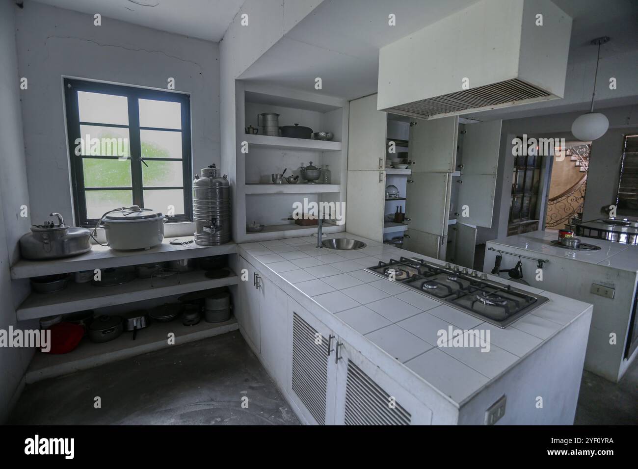 Tiaong, Filippine, Asia. 1 novembre 2024: Visita esclusiva ad una delle case private più infestate dai fantasmi, la residenza Herrera/Doña Concha Umali vecchia casa in pietra. Costruito dal famoso architetto filippino Tomas Mapua, il passato oscuro di questo capolavoro architettonico alimenta le leggende più macabre. Sono riportati soldati giapponesi senza testa, un fantasma di coppia anziana, catene battenti. L'esorcista di piombo filippino avverte oggi che le pratiche occulte durante Undas invitano il diavolo. Undas commemora sia "Pangangaluluwa"="raccolta dei fantasmi" (Halloween in stile PH), tutti i Santi e tutti i giorni delle anime. Crediti: Kevin Izorce/Alamy Live News Foto Stock