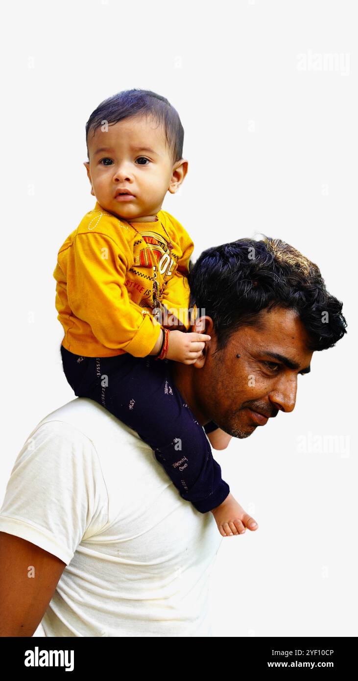 Padre maturo che fa un giro in piggyback a un figlio piccolo sullo sfondo dello studio. Festa dei padri. Ritratto di un figlio felice sorridente seduto sulle spalle dei padri e l Foto Stock