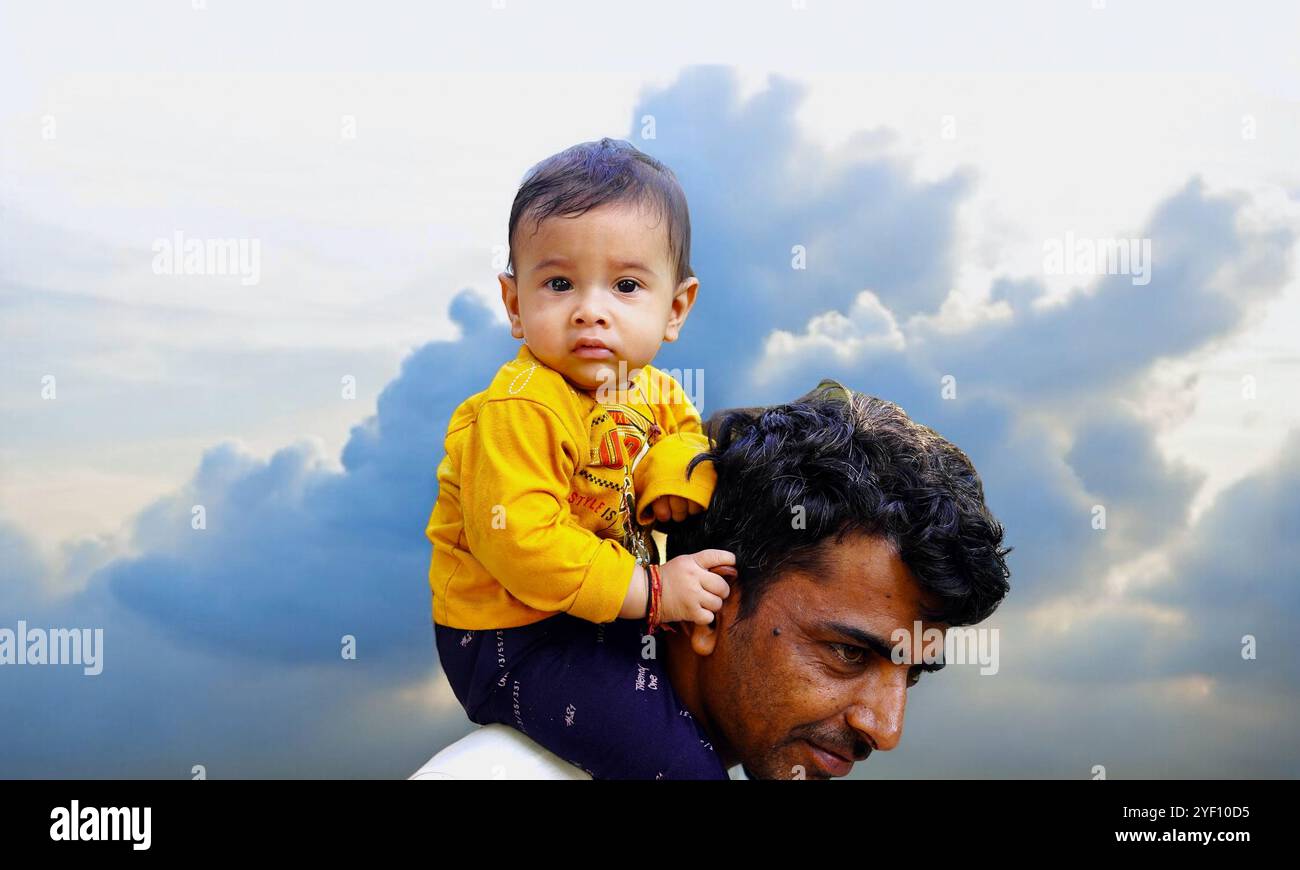 Padre maturo che fa un giro in piggyback a un figlio piccolo sullo sfondo dello studio. Festa dei padri. Ritratto di un figlio felice sorridente seduto sulle spalle dei padri e l Foto Stock