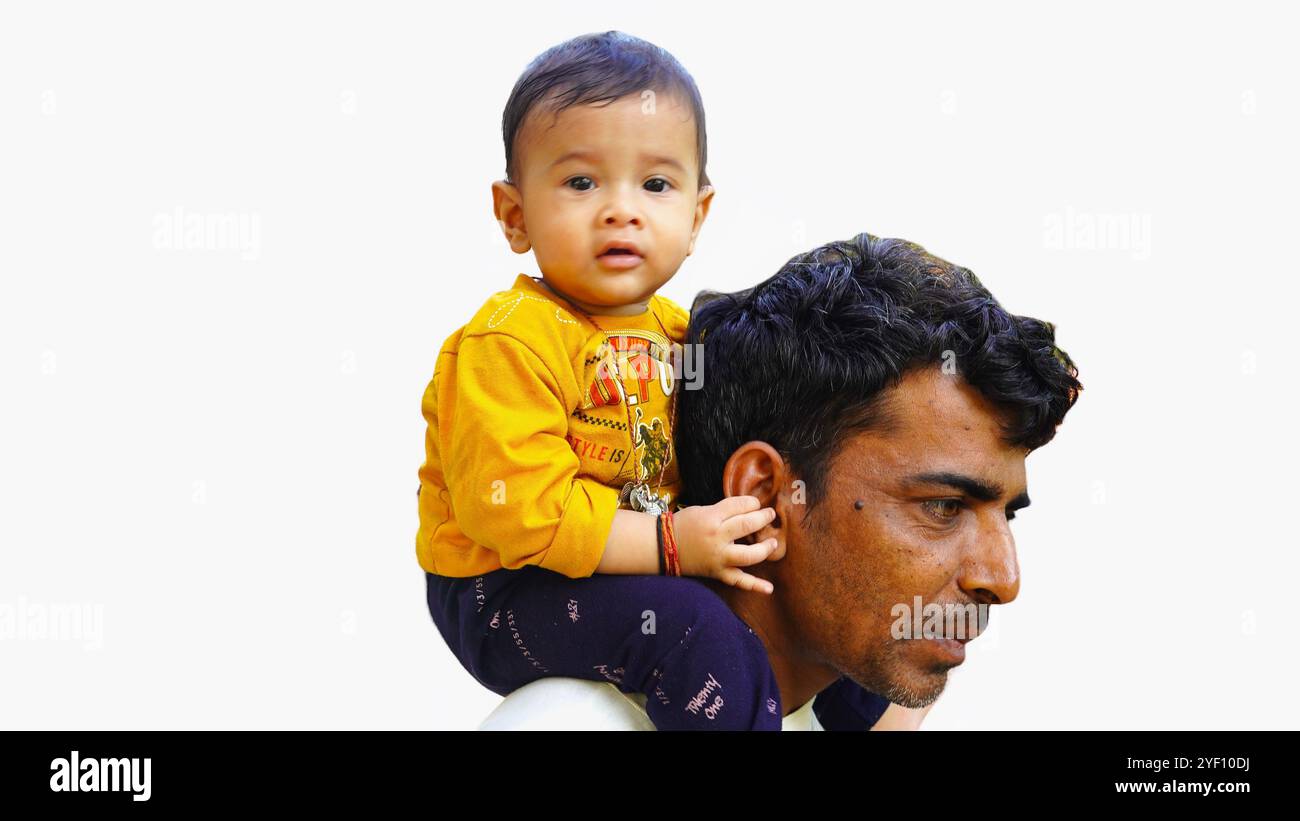 Padre maturo che fa un giro in piggyback a un figlio piccolo sullo sfondo dello studio. Festa dei padri. Ritratto di un figlio felice sorridente seduto sulle spalle dei padri e l Foto Stock