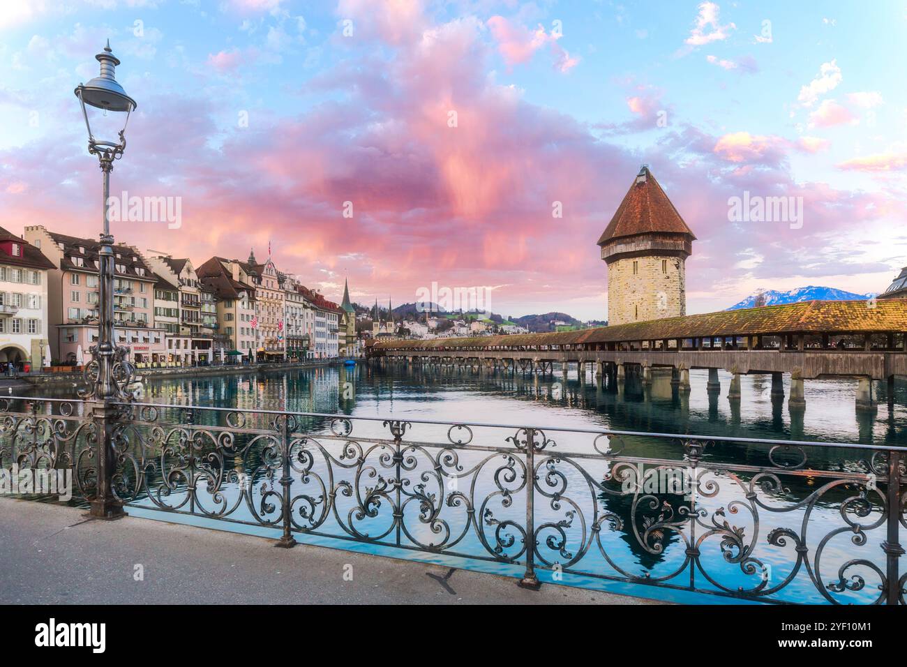 Splendida vista sul centro storico di Lucerna con il famoso Ponte della Cappella e il lago di Lucerna, Cantone di Lucerna, Svizzera Foto Stock