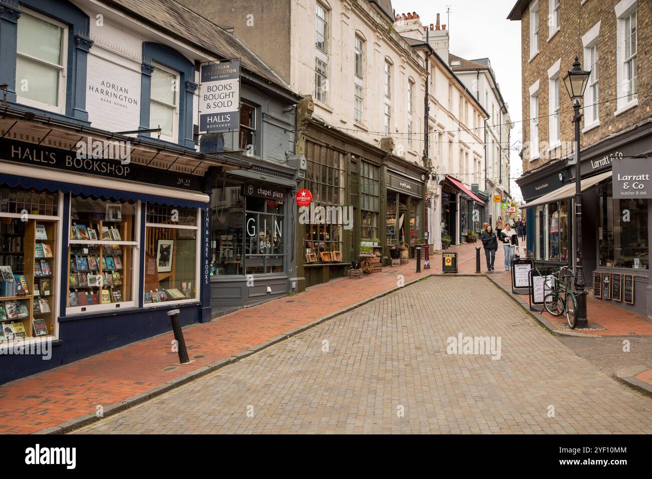 Regno Unito, Kent, Tunbridge Wells, Town Centre, Chapel Place, negozi Foto Stock