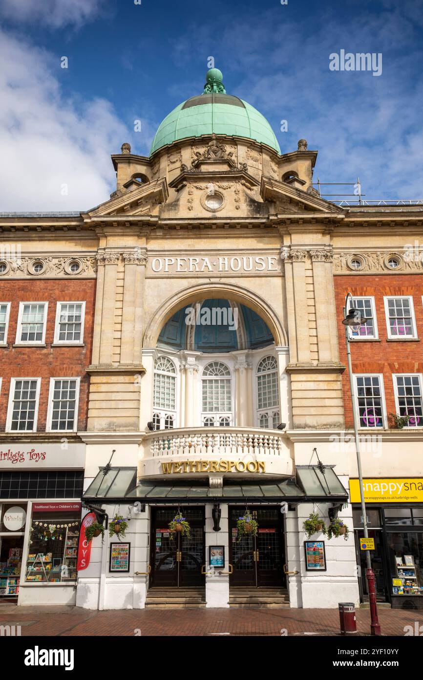 Regno Unito, Kent, Tunbridge Wells, Mount Pleasant Road, Wetherspoon Opera House Foto Stock