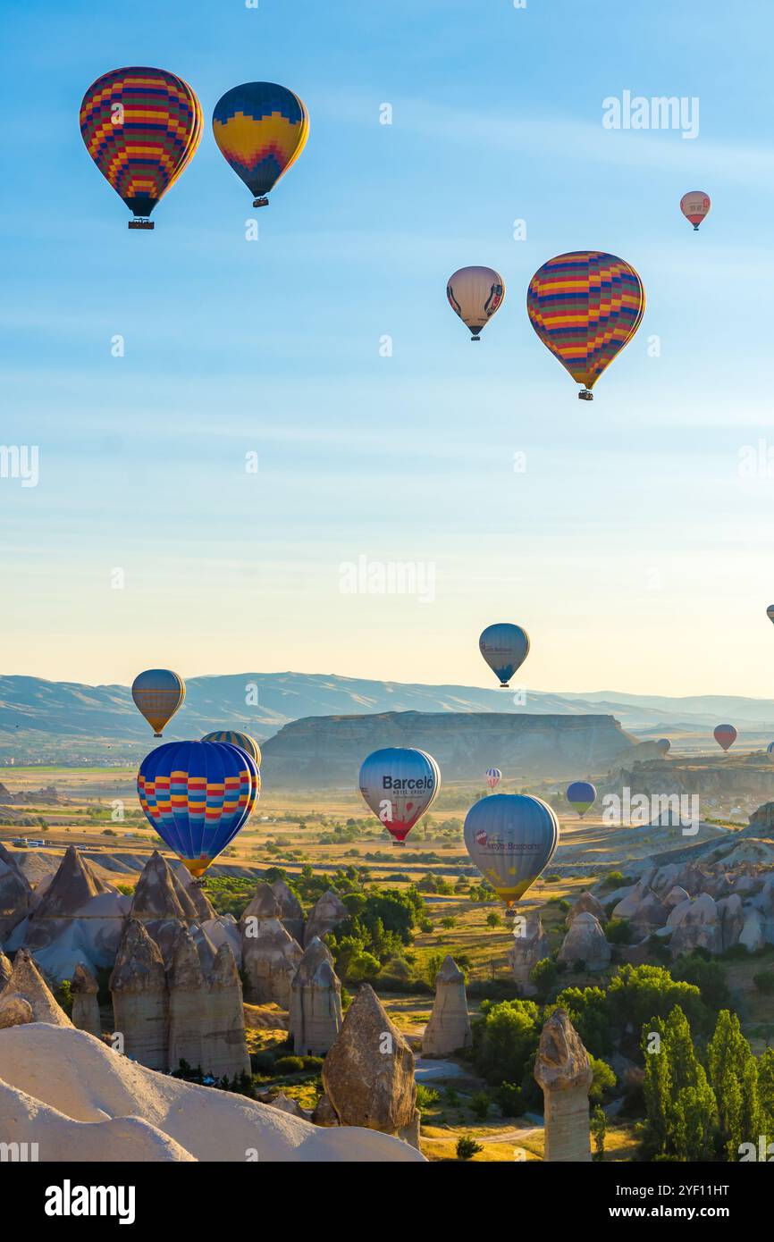 Mongolfiere sulla Love Valley in Cappadocia, Turchia all'alba. Foto Stock