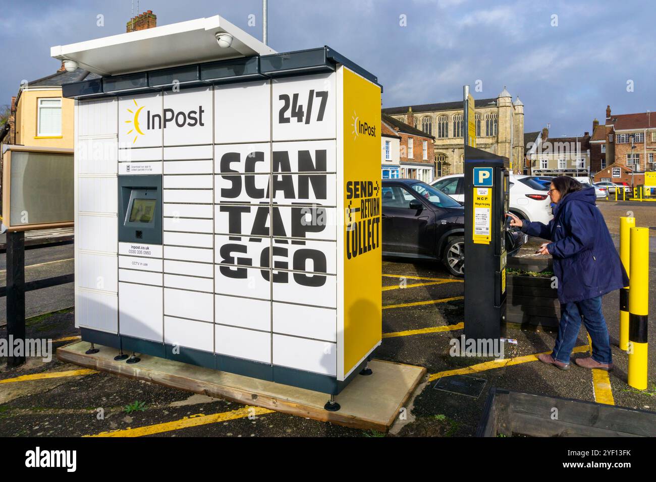 Un armadietto per pacchi InPost in un parcheggio. Foto Stock