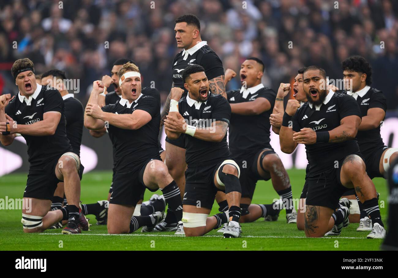 Londra, Regno Unito. 2 novembre 2024. Inghilterra - nuova Zelanda - serie delle Nazioni autunnali - Twickenham. Gli All Blacks eseguono l'Haka. Crediti immagine: Mark Pain / Alamy Live News Foto Stock