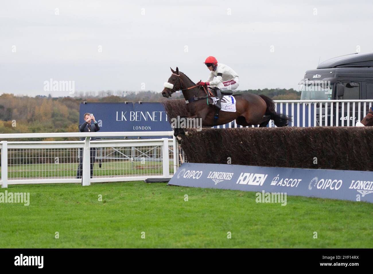 Ascot, Berkshire, Regno Unito. 2 novembre 2024. IL CHIANTI CLASSICO guidato dal fantino Tom Bellamy svuota l'ultimo prima di vincere il Sodexo Live! Gold Cup handicap Steeple Chase (Classe 1) (Premier handicap) (GBB Race) al Fireworks Spectacular Family Raceday all'Ascot Racecourse, Berkshire. Proprietario Sir Francis Brooke & R A Pilkington, allenatore Kim Bailey, Cheltenham, allevatore David o'Connell, sponsor Kim Bailey Racing Ltd Crediti: Maureen McLean/Alamy Live News Foto Stock