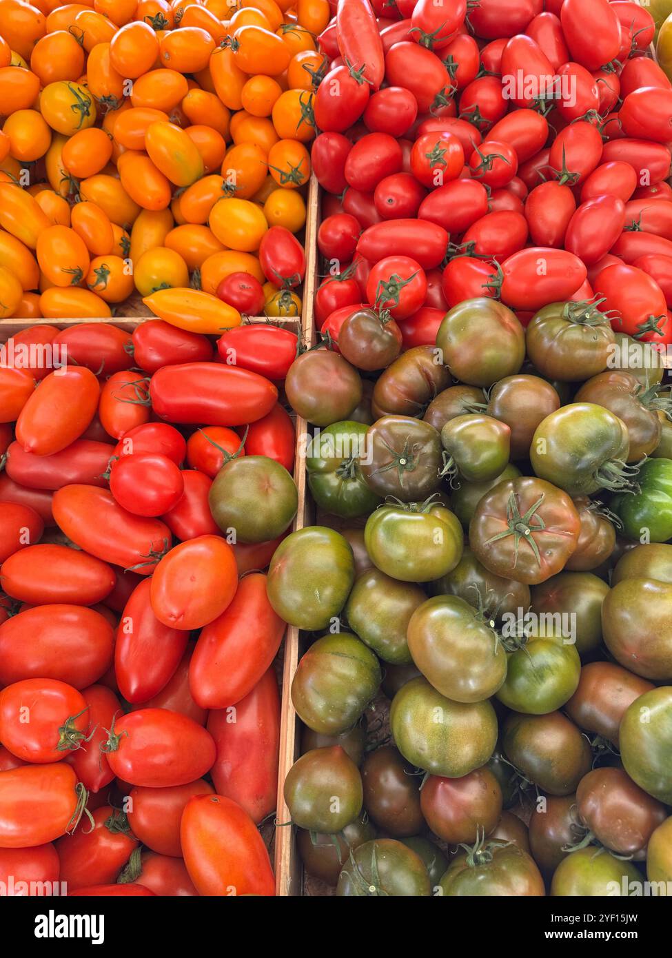 Pomodori freschi in vendita in una scatola di un mercato Foto Stock