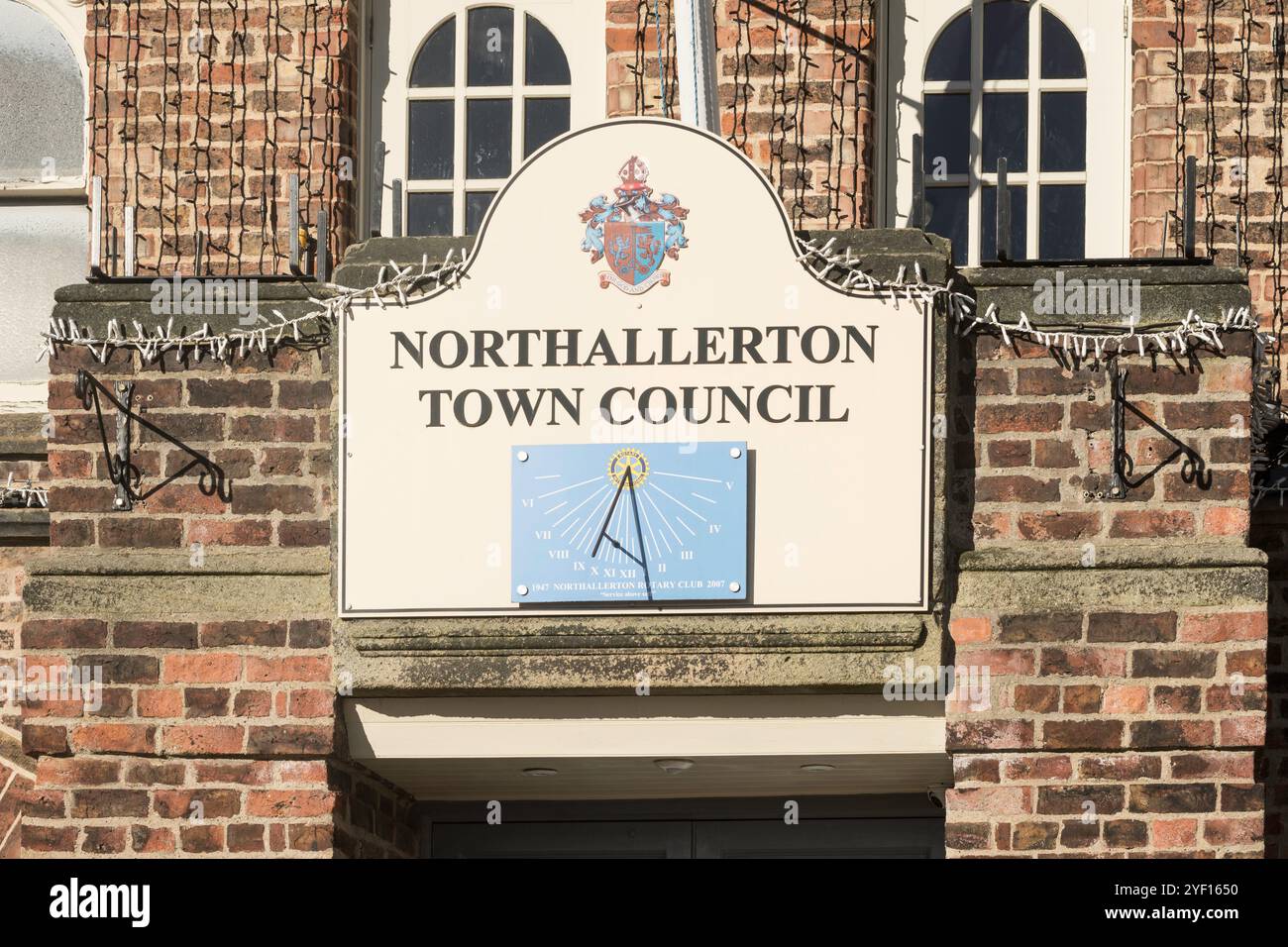 Cartello con la scritta Northallerton Town Council sopra il municipio di Northallerton, North Yorkshire, Inghilterra, Regno Unito Foto Stock