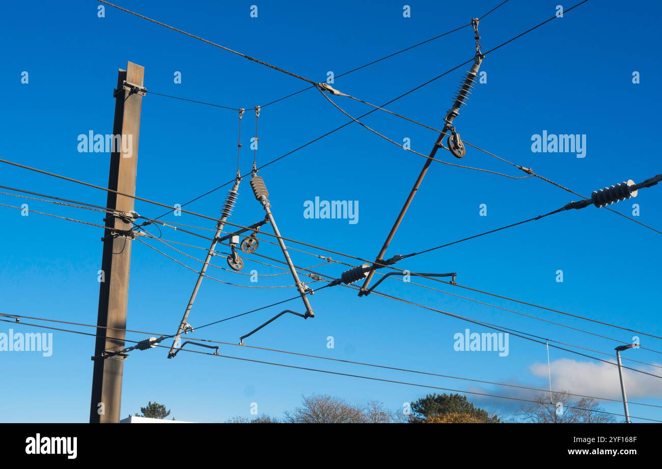 Supporti isolati per catenaria sopraelevata sopra la linea principale della costa orientale Inghilterra, Regno Unito Foto Stock