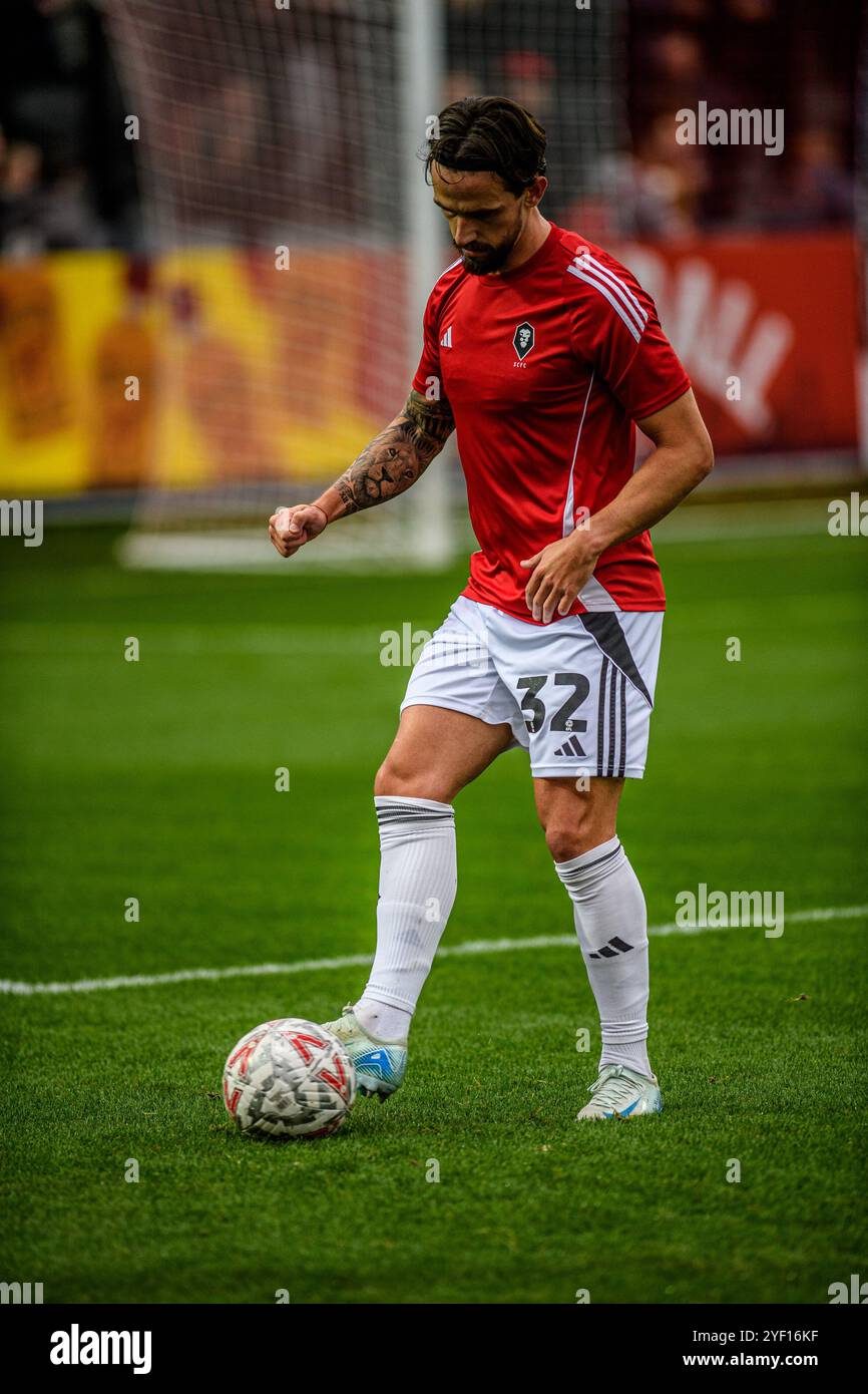 Liam Shepherd del Salford City FC nel warm up durante la partita del primo turno di fa Cup tra Salford City e Shrewsbury Town al Peninsula Stadium di Salford sabato 2 novembre 2024. (Foto: Ian Charles | mi News) crediti: MI News & Sport /Alamy Live News Foto Stock