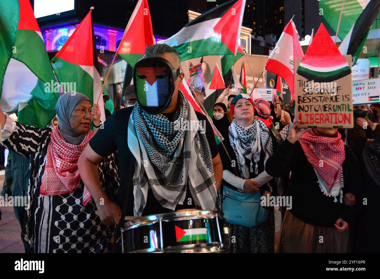 Malesia Kuala Lumpur2/11/24 . Diverse centinaia di sostenitori del movimento della Palestina libera si sono riuniti per bloccare le strade di Kuala Lumpur, compresa l'area di fronte al più grande centro commerciale della città, chiedendo un boicottaggio di tutti i prodotti tedeschi importati.H.Berbar Foto Stock