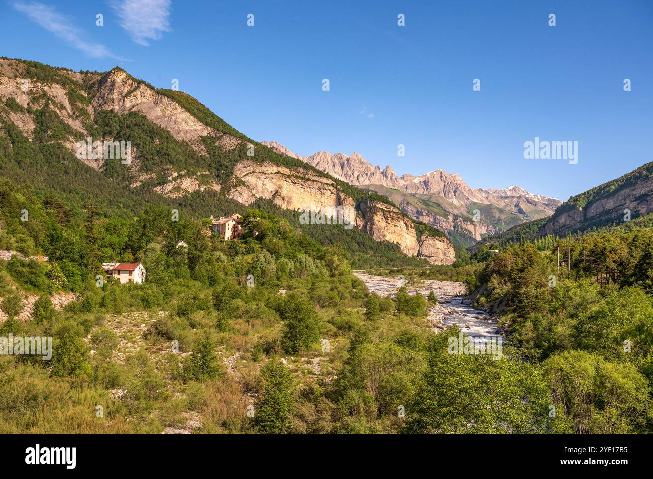 Il fiume Var vicino a Saint-Martin-d’Entraunes nelle Alpi francesi, Alpes-Maritimes, Francia Foto Stock
