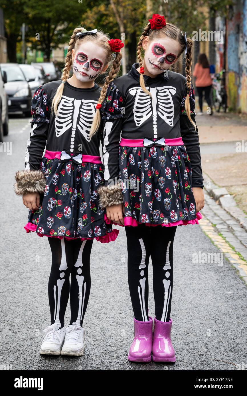 Londra, Regno Unito. 2 novembre 2024. (L) Amelia e Gracie, entrambe di 10 anni, in costumi e facciate, celebrano il giorno messicano dei morti sulla Columbia Road nella East London. La giornata messicana dei morti è, nonostante il suo nome, una celebrazione gioiosa in onore della scomparsa dei propri cari, dove gli spiriti degli antenati ritornano e coincidono con la Festa cristiana di tutti i doni. (Permesso dei genitori ottenuto) credito: Stephen Chung / Alamy Live News Foto Stock