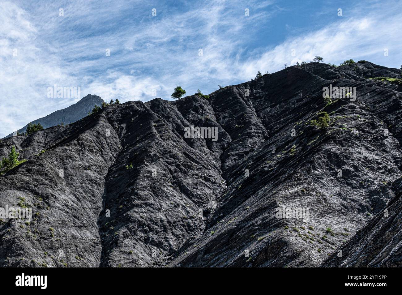 Pitch-black è la roccia del paesaggio alpino eroso della valle del Var vicino a Entraunes, Alpes-Maritimes, Francia Foto Stock
