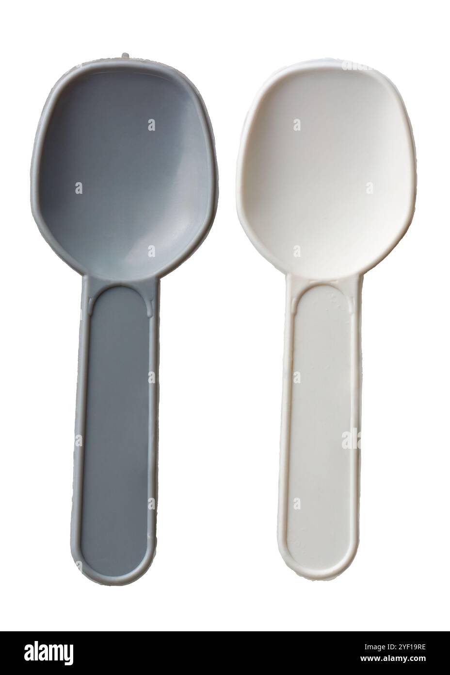 piccolo yogurt in plastica piatta, gelato o cucchiai da degustazione sfondo bianco isolato, utensile usa e getta grigio e bianco utilizzato per il campionamento di alimenti e congelato Foto Stock