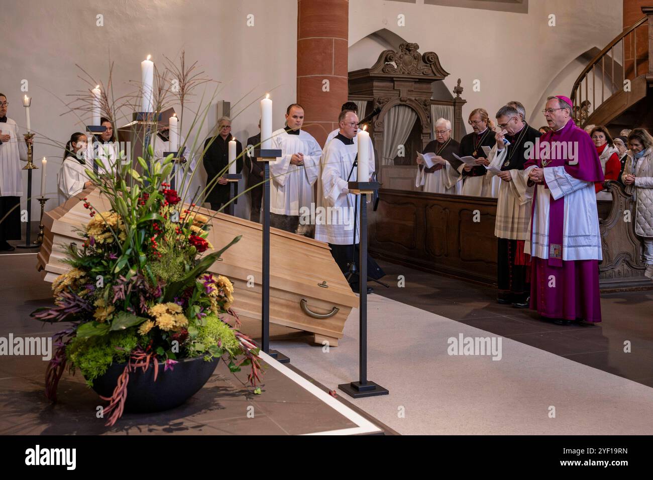 Abschied vom ehemaligen Bischof Franz Kamphaus in der Stadtkirche Limburg 02.11.24, Limburgo: Abschied vom ehemaligen Bischof Franz Kamphaus in der Stadtkirche Limburg die Bildserie zeigt den Moment der Ankunft des Sarges des verstorbenen Bischofs Franz Kamphaus in der Stadtkirche Limburg. Die Aufbahrung und der Abschied durch das Domkapitel, begleitet von Bischof Georg Bätzing, würdigen das Leben und Wirken des beliebten Geistlichen. Franz Kamphaus verstarb am Montag, dem 28.10.2024, in Aulhausen bei Rüdesheim im alter von 92 Jahren. Limburgo Assia Germania *** addio all'ex vescovo Francesco K. Foto Stock