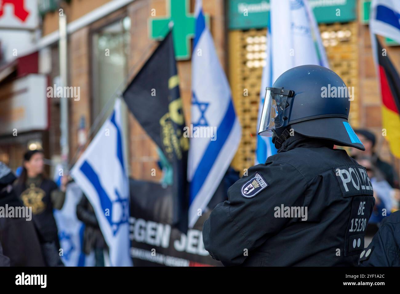 Scholz als Genocide Man : Proteste gegen Israel-Politik, BEI einer Demonstration in Berlin zur Solidarität mit Palästina, kam es zu Protesten gegen die deutsche Politik. Auf einem Plakat wurde Bundeskanzler Olaf Scholz als Genocide Man dargestellt und mit dem israelischen Premier Benjamin Netanyahu in Verbindung gebracht. Mehrere Demonstrantinnen trugen Kunstblut an den Händen. Die Polizei griff vereinzelt ein und nahm Personalien auf. Der Protestzug begann am Platz der Luftbrücke und führte durch Kreuzberg bis nach Neukölln. Berlin Berlin Deutschland *** Scholz come protesta di Genocide Man Foto Stock