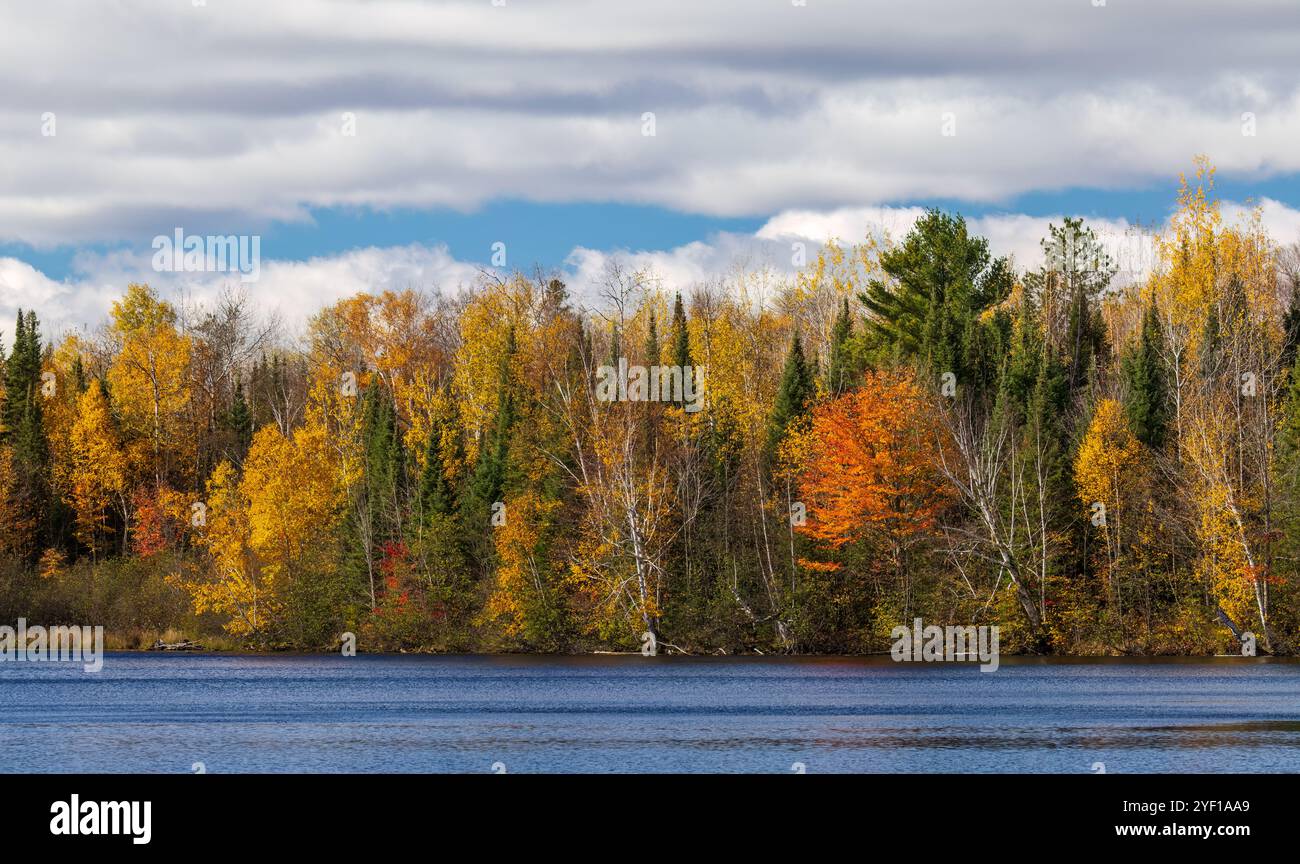 Lago Loretta in una fredda giornata autunnale nel Wisconsin settentrionale. Foto Stock