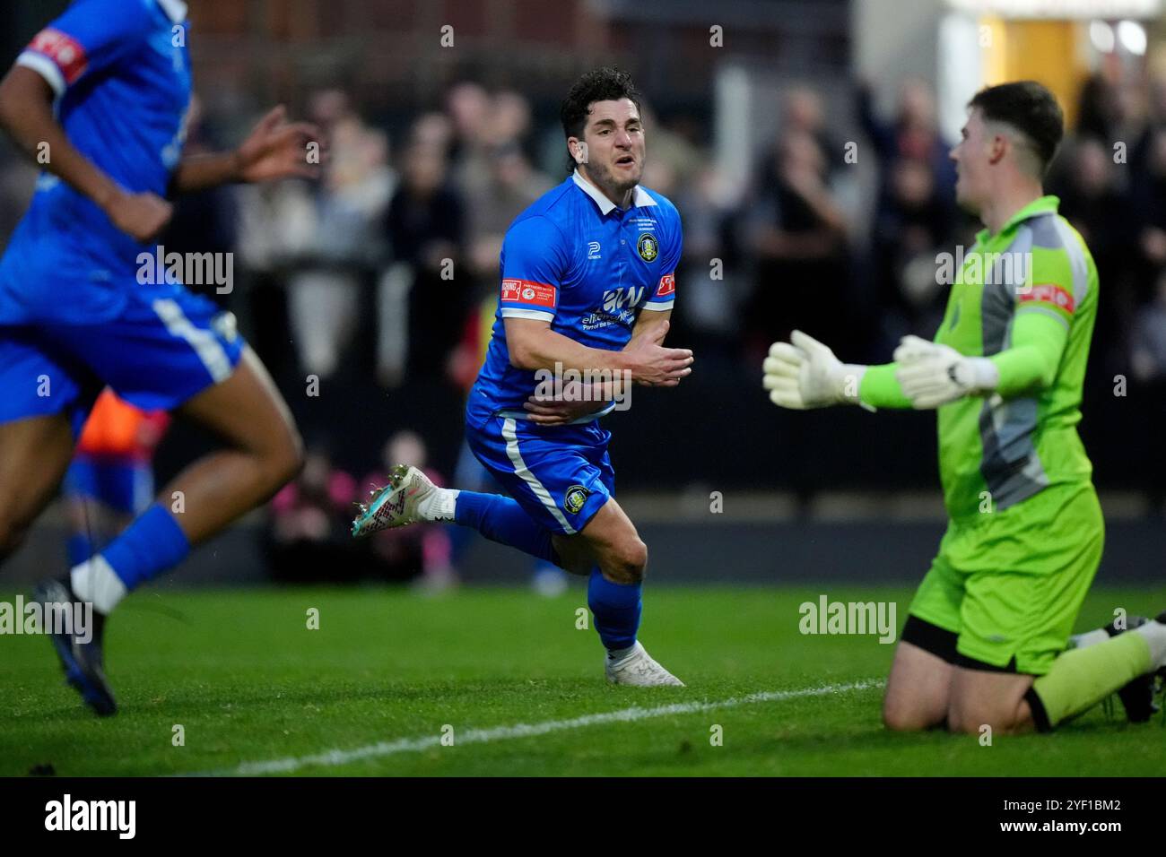 Declan Howe di Gainsborough Trinity celebra dopo aver segnato il suo primo gol nella partita del primo turno della Emirates fa Cup a Keys Park, Hednesford. Data foto: Sabato 2 novembre 2024. Foto Stock