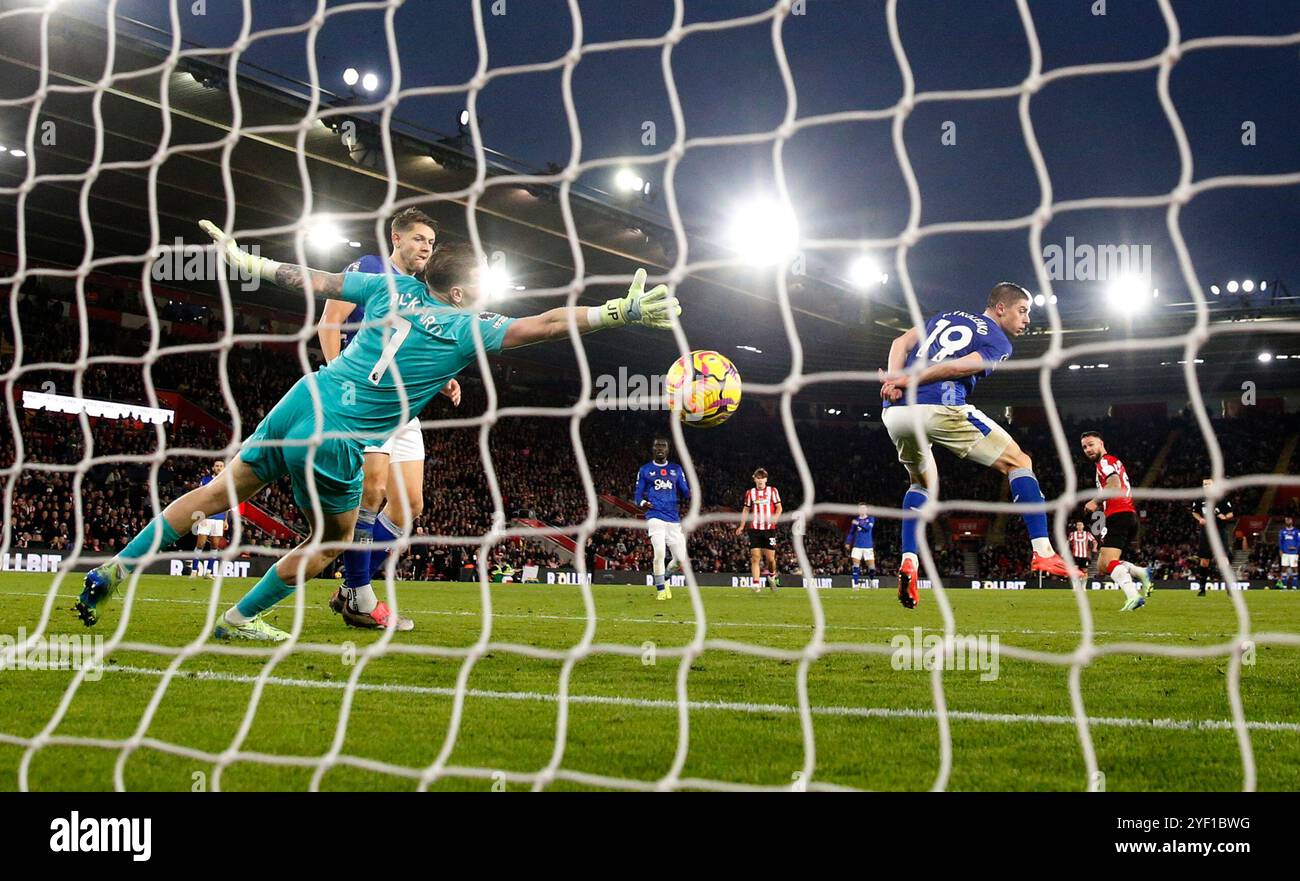 Adam Armstrong del Southampton segna il primo gol della squadra durante la partita di Premier League al St Mary's Stadium di Southampton. Data foto: Sabato 2 novembre 2024. Foto Stock