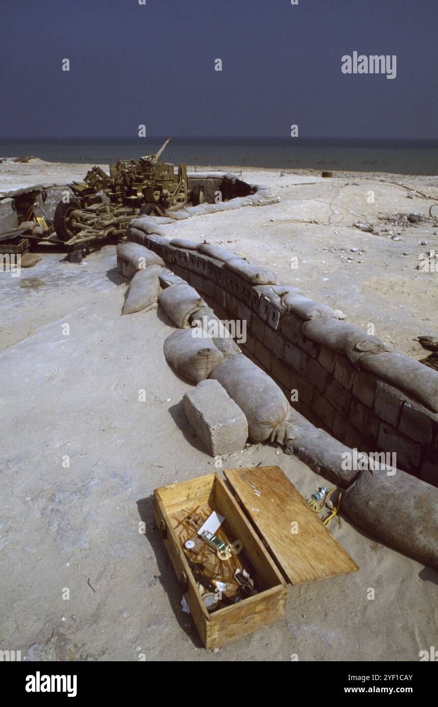 Prima guerra del Golfo: 10 marzo 1991. Difese irachene abbandonate sulla spiaggia di Anjafa a Kuwait City; una trincea conduce a un cannone antiaereo da 57 mm AZP S-60. Foto Stock