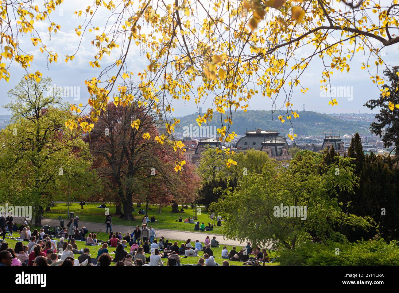 Riegrovy Sady, un popolare parco con la gente del posto, si trova a Vinohrady nel cuore di Praga e offre ampie vedute della capitale ceca. Foto Stock