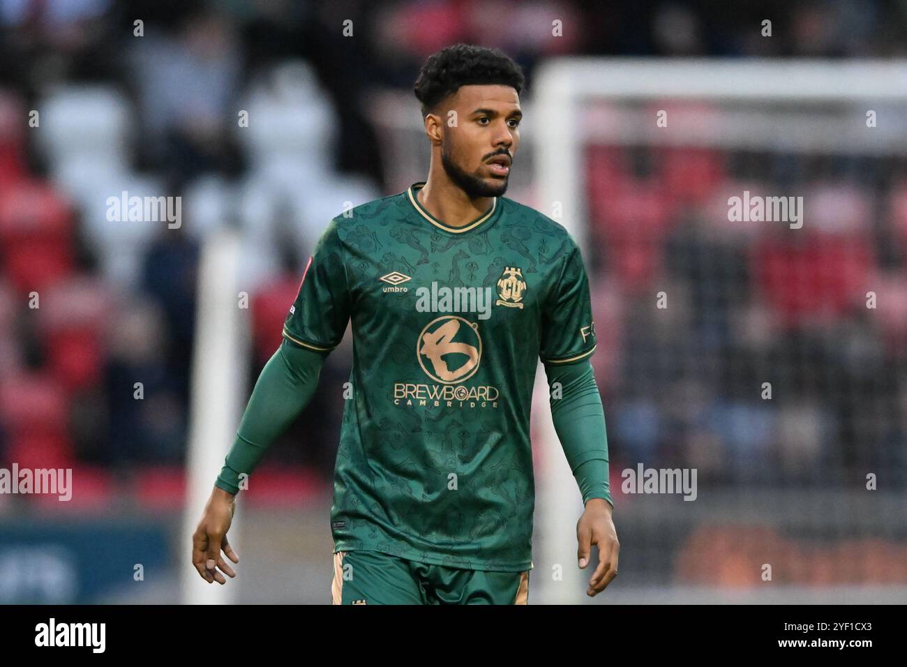 Elias Kachunga (10 Cambridge United) durante la partita del primo turno di fa Cup tra Woking e Cambridge United al Kingfield Stadium di Woking sabato 2 novembre 2024. (Foto: Kevin Hodgson | mi News) crediti: MI News & Sport /Alamy Live News Foto Stock