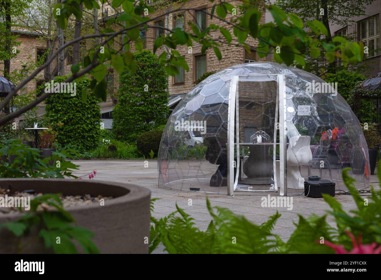 Bar igloo nel giardino di Zahrada Slovanského a Praga, capitale della Cechia (Repubblica Ceca) e storica capitale della Boemia. Foto Stock
