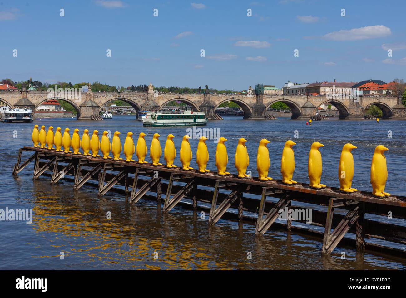 L'installazione dei pinguini gialli creata dal cracking Art Group, situata lungo il fiume Moldava vicino al parco Kampa a Praga, Repubblica Ceca. Foto Stock