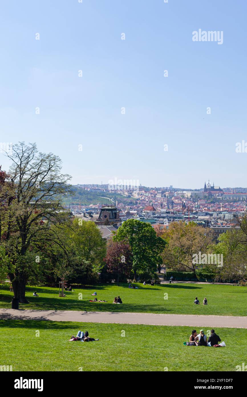 Riegrovy Sady, un popolare parco con la gente del posto, si trova a Vinohrady nel cuore di Praga e offre ampie vedute della capitale ceca. Foto Stock
