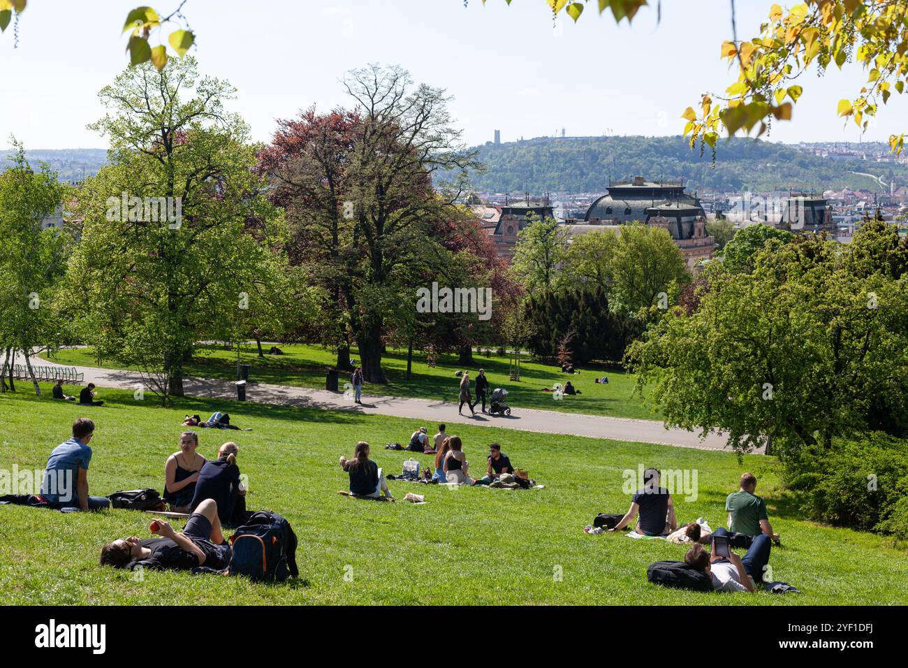 Riegrovy Sady, un popolare parco con la gente del posto, si trova a Vinohrady nel cuore di Praga e offre ampie vedute della capitale ceca. Foto Stock