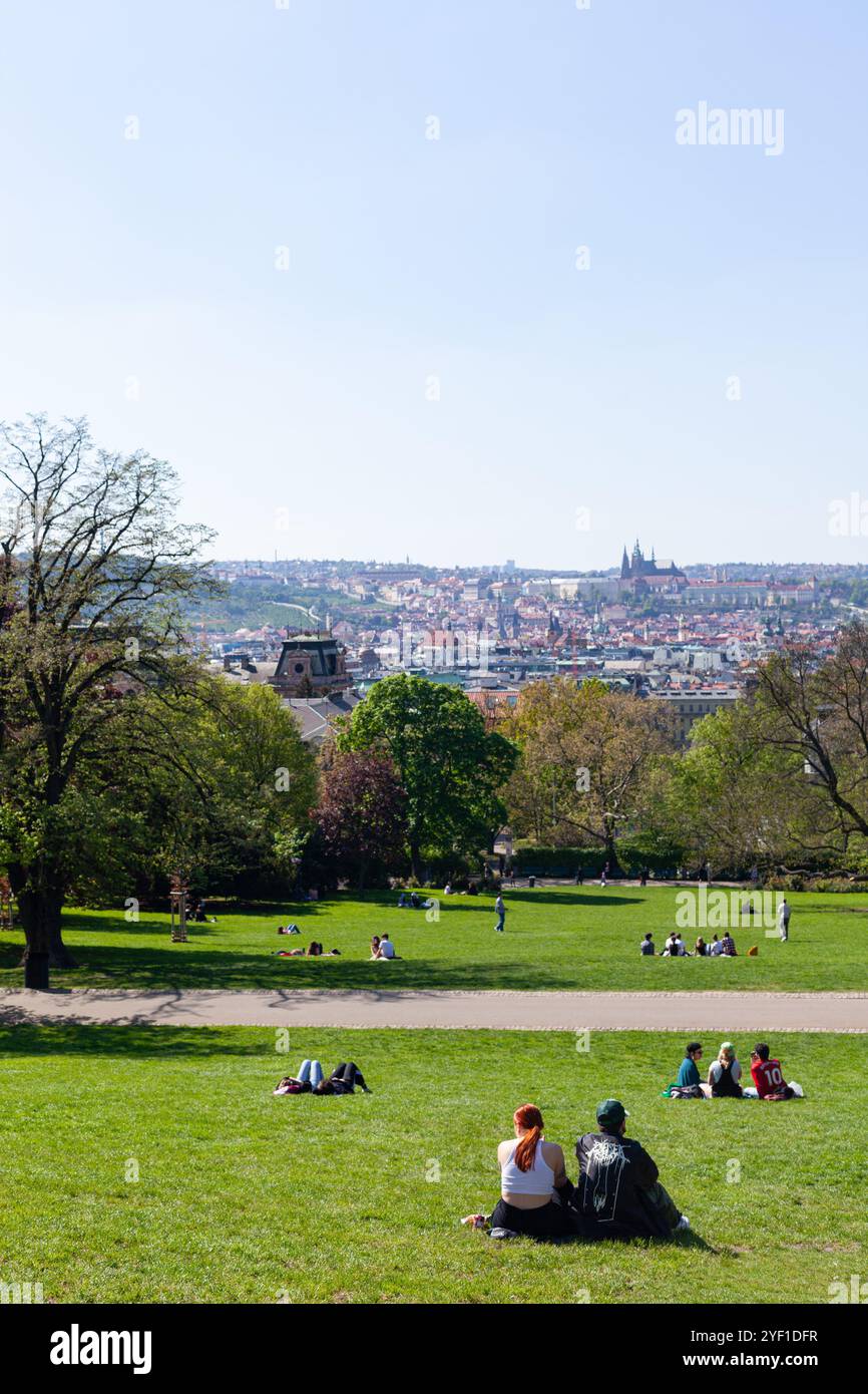 Riegrovy Sady, un popolare parco con la gente del posto, si trova a Vinohrady nel cuore di Praga e offre ampie vedute della capitale ceca. Foto Stock