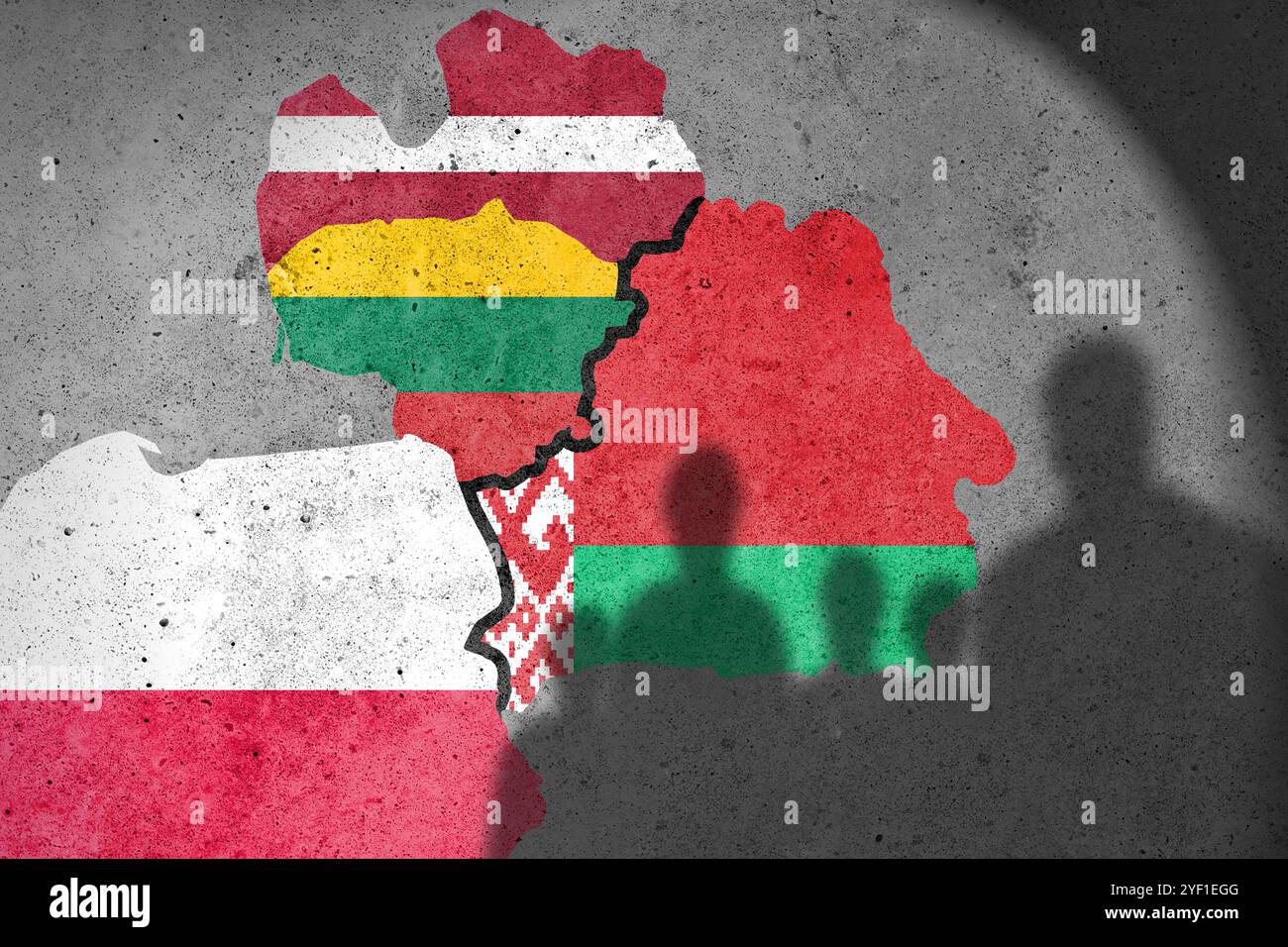 Migrazione strumentalizzata. Bandiere di Lettonia, Lituania, Polonia e Bielorussia dipinte sul muro di cemento. Attacco ibrido bielorusso all'UE Foto Stock