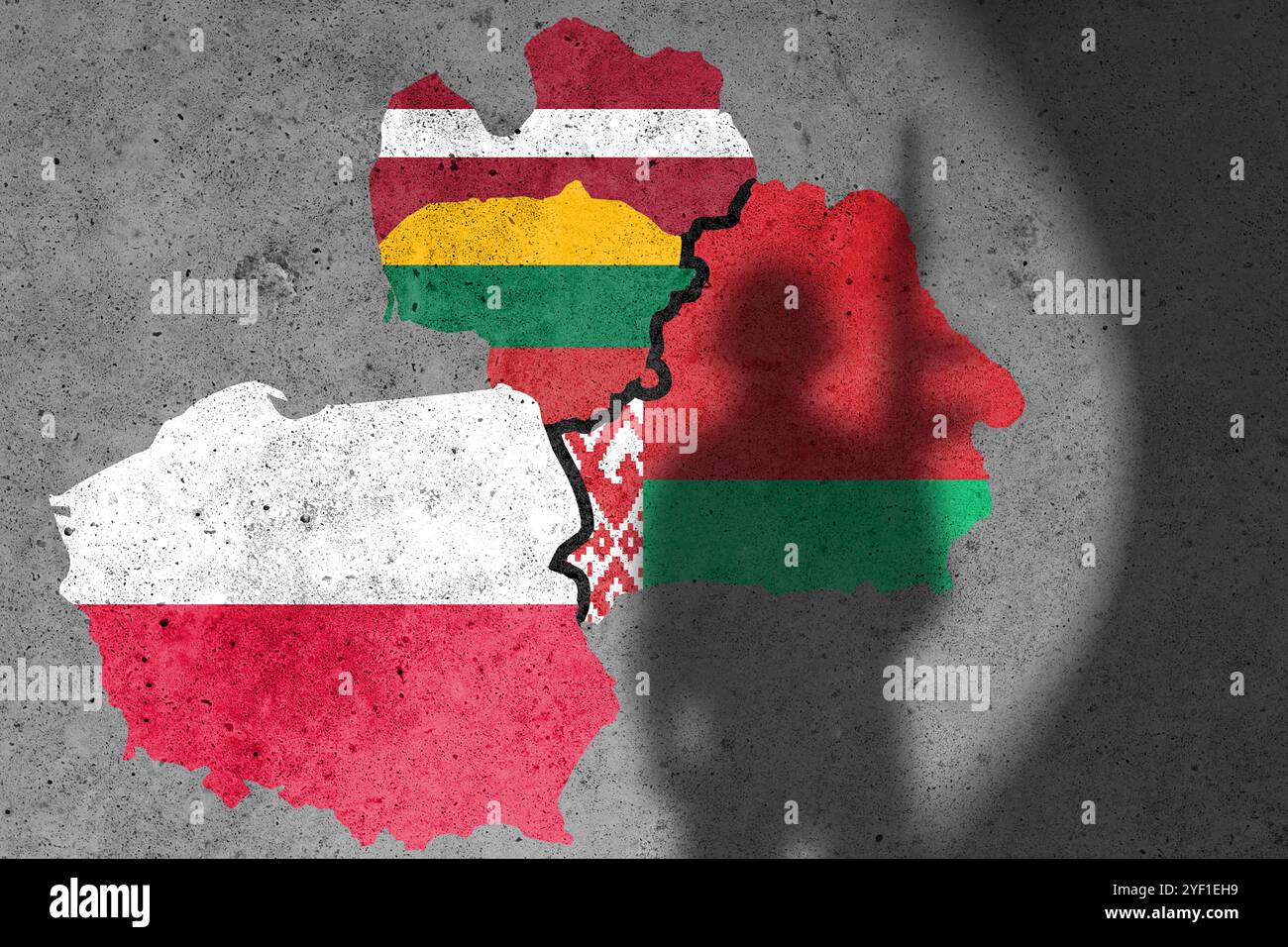 Migrazione strumentalizzata. Bandiere di Lettonia, Lituania, Polonia e Bielorussia dipinte sul muro di cemento. Attacco ibrido bielorusso all'UE Foto Stock