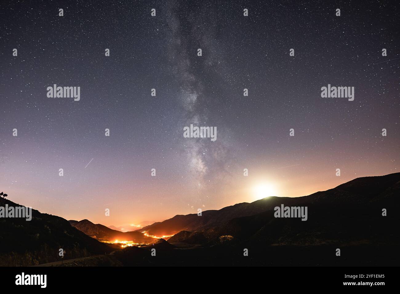 Nel momento in cui la via Lattea e la luna si sono affacciate su un villaggio in Turchia Foto Stock