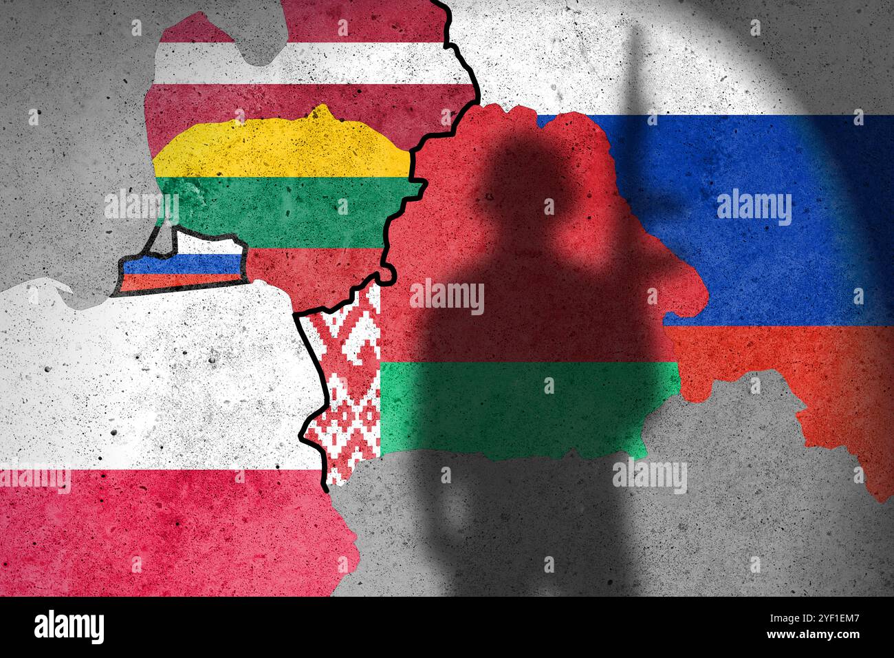 Bandiere di Lettonia, Lituania, Polonia e Bielorussia con la Russia dipinta sul muro di cemento. Attacco bielorusso e russo all'UE Foto Stock