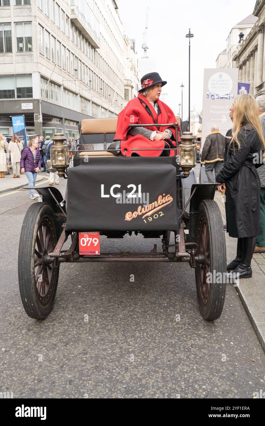 Centro di Londra, Regno Unito. 2 novembre 2024. I meravigliosi veicoli pionieristici oggi in mostra all'inaugurazione dello spettacolo motoristico di St James, che espone molte star del Veteran Car Run, dalle prime auto e motociclette d'epoca alle ultime hypercar nel centro di Londra Inghilterra Regno Unito Credit: Xiu Bao/Alamy Live News Foto Stock