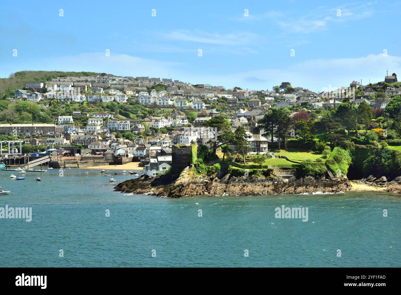 Vista sull'estuario Fowey verso Polruan, Cornovaglia. Foto Stock