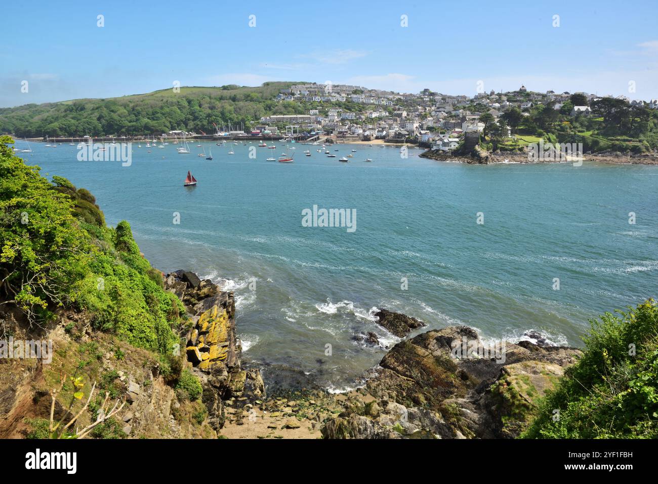 Vista sull'estuario Fowey verso Polruan, Cornovaglia. Foto Stock