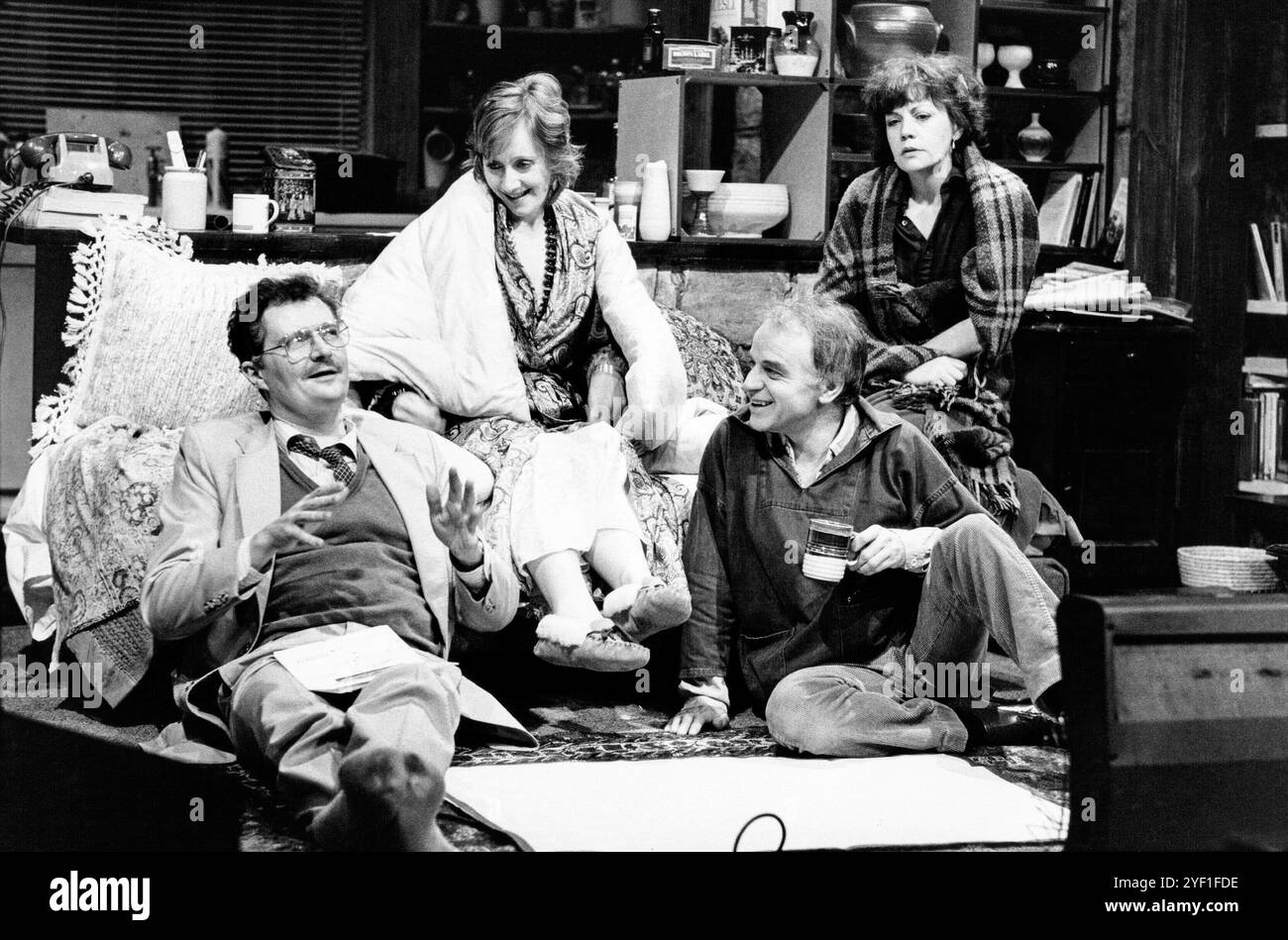 l-r: Jim Broadbent (Pat), Gemma Jones (Win), Fred Pearson (Bert), Janet Dale (Micky) in CLAY di Peter Whelan alla Royal Shakespeare Company (RSC), The Pit, Barbican Centre, Londra EC2 14/12/1982 design: Poppy Mitchell illuminazione: Michael Calf regista: Bill Alexander Foto Stock