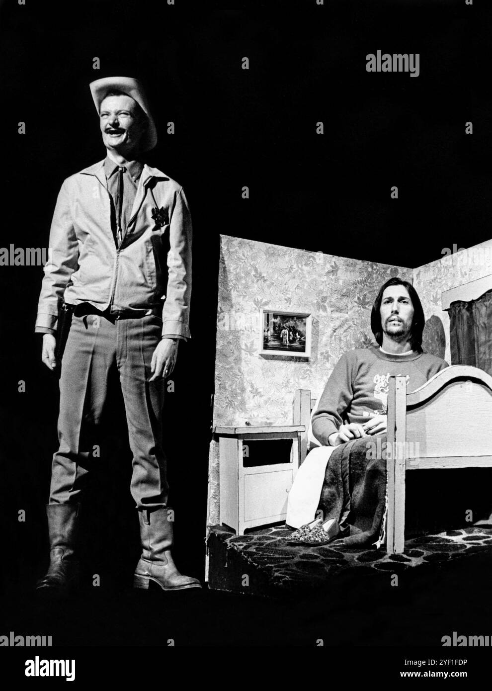 l-r: James Broadbent (Sherrif Jim Cartwright di Mad Dog, Texas), Chris Langham (George Dorn) in ILLUMINATUS! Di Robert Shea e Robert Anton Wilson al Cottesloe Theatre, National Theatre (NT), Londra SE1 04/03/1977 a Science Fiction Theatre of Liverpool scenografia di produzione: Bill Drummond costumi: Sue Foster illuminazione: Mike Hirst regista: Ken Campbell Foto Stock